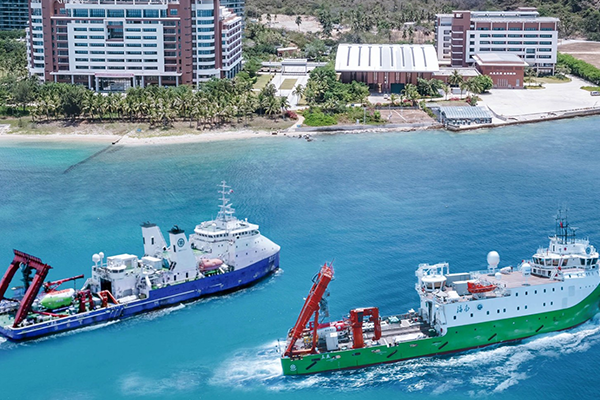 HOV and Research Vessel